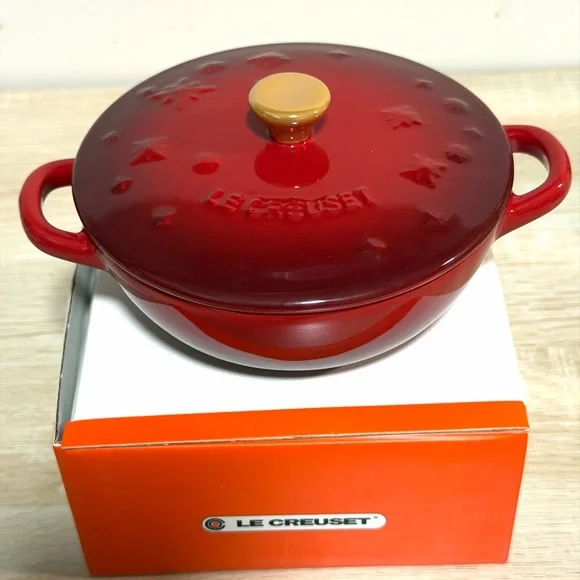 Le Creuset Mini Marmite Star Relief - Picture 2 of 9